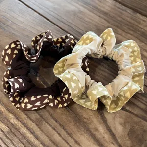 Coleteros de pelo con volantes y estampado de corazones, accesorios suaves para coletas.