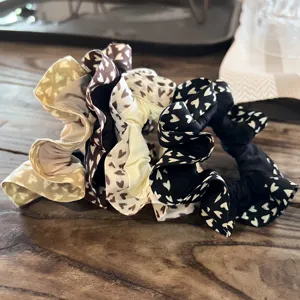 Conjunto coleteros de pelo con estampado de corazones, gomas elasticas casuales, soporte coleta.