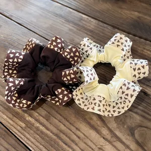 Detalle de coleteros para el pelo con estampado de corazones, diseño con volantes para mujeres.