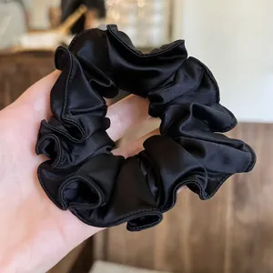 Zwarte satijnen haarelastiek voor dames, elegante paardenstaart houder en haaraccessoire.