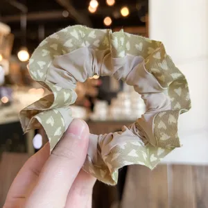 Elegante coletero de tela para el pelo con diseño de corazón verde, soporte para coleta.