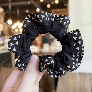 Coletero negro con estampado de corazones para mujer, elegante accesorio de pelo para cola de caballo.