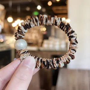 Λεοπάρ hair scrunchie με πέρλα, κομψό μεταξωτό λαστιχάκι για γυναίκες και κορίτσια.