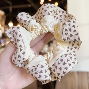 Coletero de tela con estampado de corazones y volantes, soporte para coleta de estilo diario.