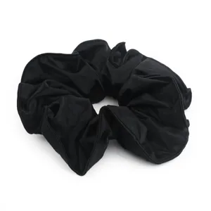 Minimalistische satijnen haarelastiek voor dames, elegante zwarte paardenstaart haaraccessoire.