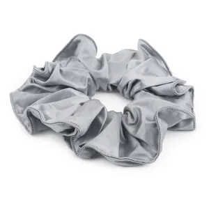 Grijze satin haarscrunchie detail, elegante elastische haarband voor dagelijkse kapsels.