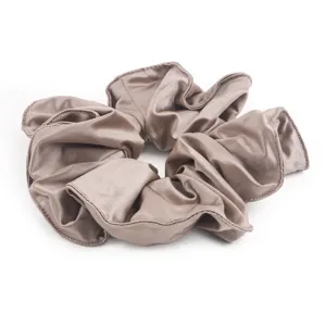 Gedetailleerd overzicht van bruine satijnen haarscrunchie, gladde zijdetextuur voor kapsels.