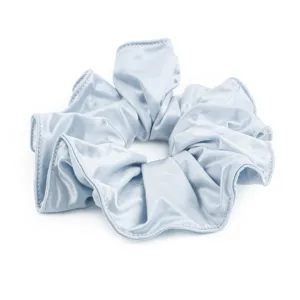 Lichtblauwe satijnen haarscrunchie detailweergave, elegante zachte stof paardenstaart.
