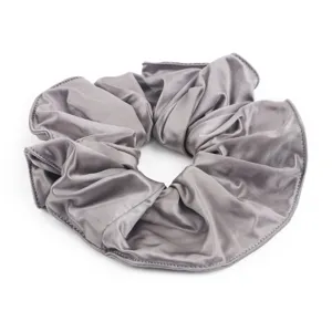 Gedetailleerde close-up van een elegante grijze satijnen haarscrunchie met gladde textuur.