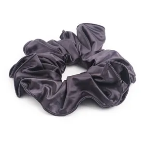 Elegante donkergrijze satijnen haarscrunchie voor dames, zachte paardenstaarthouder voor dagelijks.
