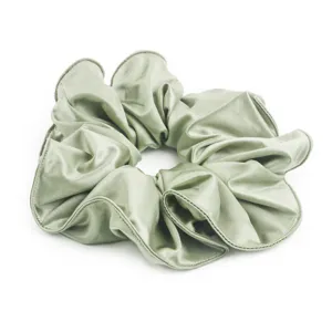 Lichtgroene satin haarscrunchie, elegante en stijlvolle haaraccessoire voor dames.