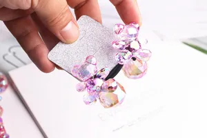 Détail d'élastique à cheveux ours en cristal coloré, jolie corde holographique avec élastique.