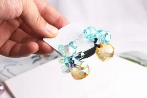Vue de détail élastique cheveux ours cristal coloré, accessoire pour enfants mignons !