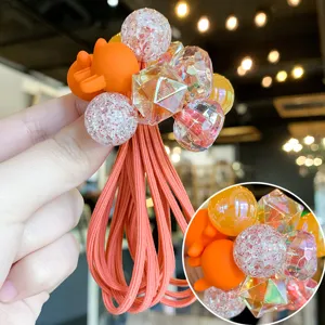 Détail de l'élastique à cheveux pour enfant avec perles pailletées et accessoire de dessin animé.