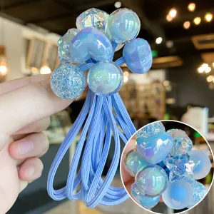 Joli élastique à cheveux bleu pour filles avec des perles de cœur scintillantes.