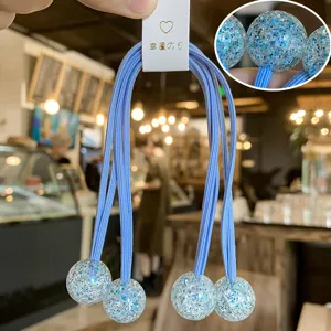 Blauwe glinsterende haarrekkers met sprankelende kraaltjes en schattig label voor dagelijks.