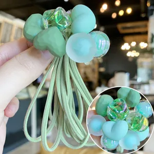 Chouchou élastique vert avec cœurs en résine mignons et perles brillantes pour femmes.