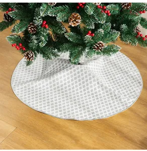 Close-up van witte geruite kerstboomrok details, feestelijke decoratieve vloermat.