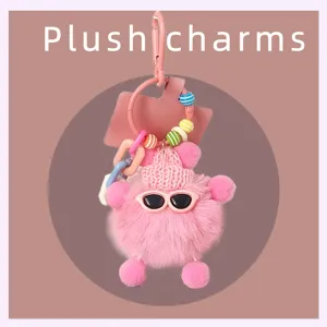 Adorable porte-clés en peluche rose avec lunettes de soleil et bonnet pour sacs et téléphones.