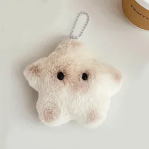 Primer plano del llavero de felpa de estrella esponjosa con cadena, accesorio de bolso suave y tierno.