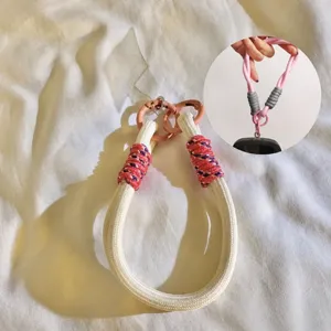 Détail en gros plan de la sangle de poignet tressée en nylon durable avec anneaux en métal.