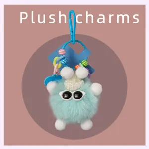 Gros plan d'un porte-clés en peluche duveteuse mignonne avec des lunettes de soleil.