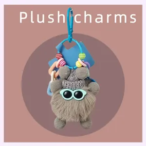Porte-clés peluche mignonne et duveteuse avec bonnet et perles colorées pour sacs.