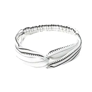 Bandeau croisé rayé blanc de style coréen avec broderie noire pour accessoires.