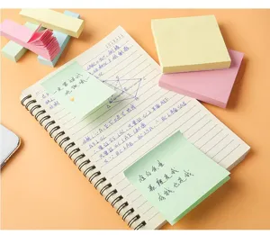 Primer plano de notas adhesivas coloridas y cuaderno de espiral con notas manuscritas.