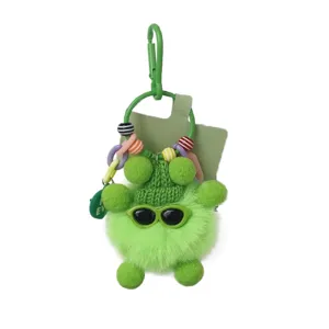 Adorable porte-clés poupée en peluche verte avec lunettes de soleil et perles colorées.