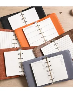 Mini carnet à anneaux en cuir agenda de poche avec anneaux métalliques et pages rechargeables.