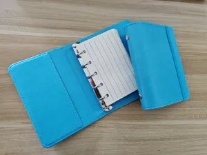 Mini carnet en cuir bleu à anneaux, agenda de poche portable avec pages lignées de recharge.