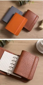 Détail de carnet à anneaux A8 en cuir mini avec bloc-notes de poche et pages rechargeables.
