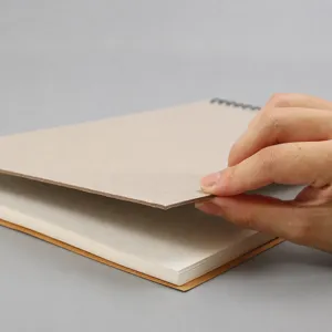 Primo piano dettagliato di un taccuino vintage A5 con copertina in carta kraft e spirale.