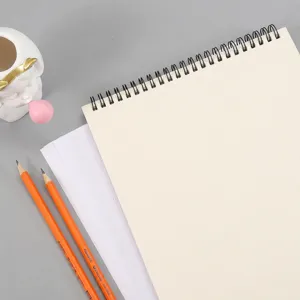 Quaderno bianco con rilegatura a spirale A5 e pagine crema, perfetto per schizzi e appunti.