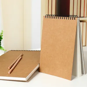 Taccuino a spirale in carta kraft vista dettaglio, pagine bianche cancelleria scrivania.