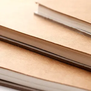 Primo piano della copertina per notebook in carta kraft vintage, con bella trama fine.