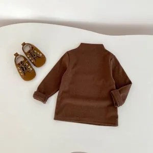 Dettaglio camicia base manica lunga marrone per neonato e scarpe, morbido set abbigliamento.