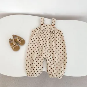 Set salopetta neonato in velluto a pois con scarpe abbinate, vista dettagliata dei vestiti.