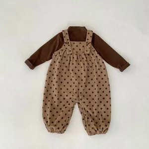 Dettaglio set salopette velluto bimbo, top manica lunga marrone e tutina pois molto graziosa.