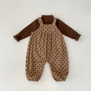 Grazioso set autunnale per neonati con top marrone a maniche lunghe e salopette a pois.