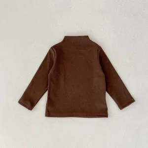 Top marrone a maniche lunghe per bambini, collo alto, tessuto morbido, dettaglio autunnale.