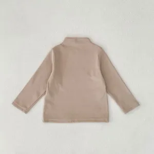Dettaglio maglietta maniche lunghe collo alto tinta unita bambino, top beige in cotone.