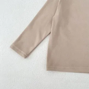 Primo piano dettagliato di una maglietta a maniche lunghe a coste tinta unita per bambini.