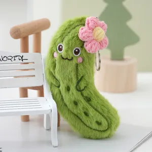 Süßer grüner Gurken Plüsch Schlüsselanhänger mit rosa gestrickter Blume Taschen Deko.
