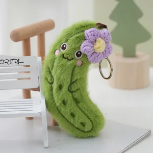 Süßer Plüsch Gurken Schlüsselanhänger mit lila Häkelblume, weiche Taschen Anhänger Deko.