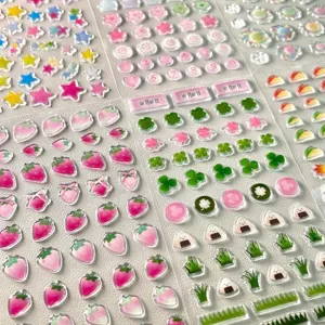 Dettaglio ravvicinato di simpatici adesivi 3D in resina epossidica con fragole.