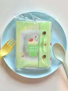Primer plano de una bonita funda de cuaderno M5 verde claro con diseño de refresco.