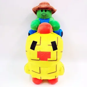 Dettaglio in primo piano di un simpatico set di peluche con contadino verde e ape regina.