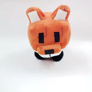 Primo piano del peluche di volpe a blocchi pixel con texture morbida e dettagli del viso.